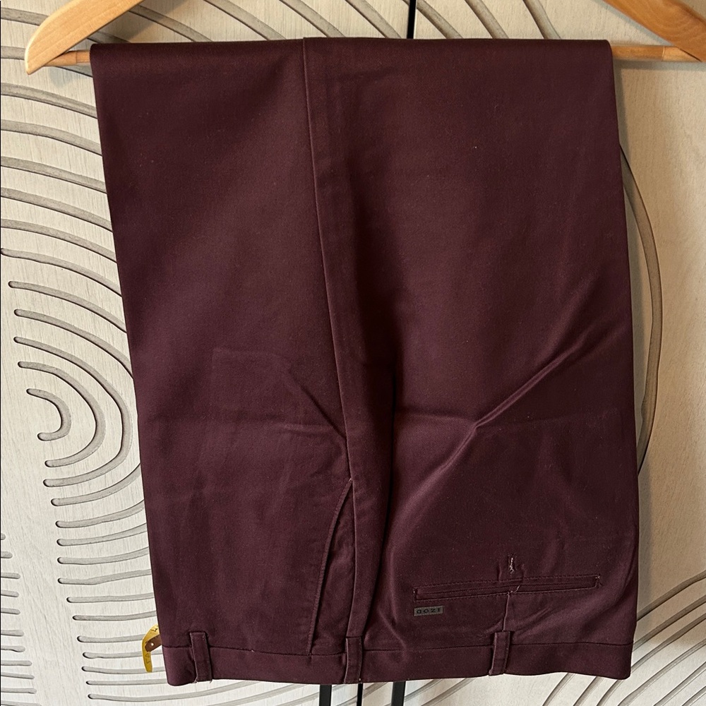 Izod Men's Chinos - Dark Burgundy